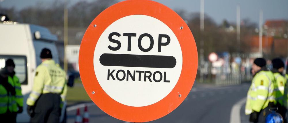 Dänische Polizisten kontrollieren am Grenzübergang Krusau bei Flensburg (Schleswig-Holstein) Reisende.