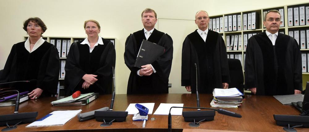 Gegen den Vorsitzende Richter Manfred Götzl (2.v.r) hat Beate Zschäpe einen Ablehungsantrag gestellt.