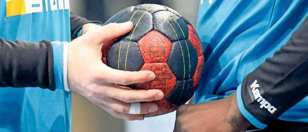 Kempa ist seit 2013 der Ausrüster des Deutschen Handballbundes - Namensgeber ist der Handballspieler Bernhard Kempa.