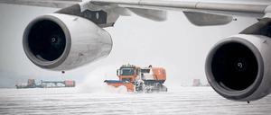 Eiskalt. Der Schnee auf den Berliner Flughäfen ist wieder getaut – aber in der Kälte in großer Höhe können sich dennoch Eisbrocken an einem Flugzeug bilden, etwa wenn das Ablassventil der Bordtoilette defekt ist. Foto: Kay Nietfeld/dpa