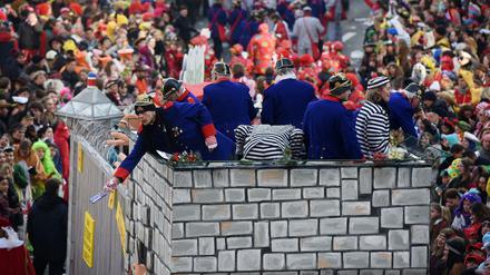 Der Rosenmontagszug - hier in Köln - ist immer ein Höhepunkt im Karneval.