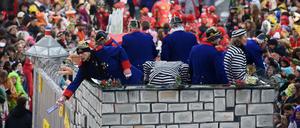 Der Rosenmontagszug - hier in Köln - ist immer ein Höhepunkt im Karneval.