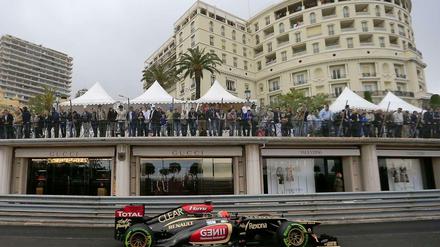 Ein Formel-1-Auto fährt in Monaco vor einem Gucci-Schaufenster vorbei.