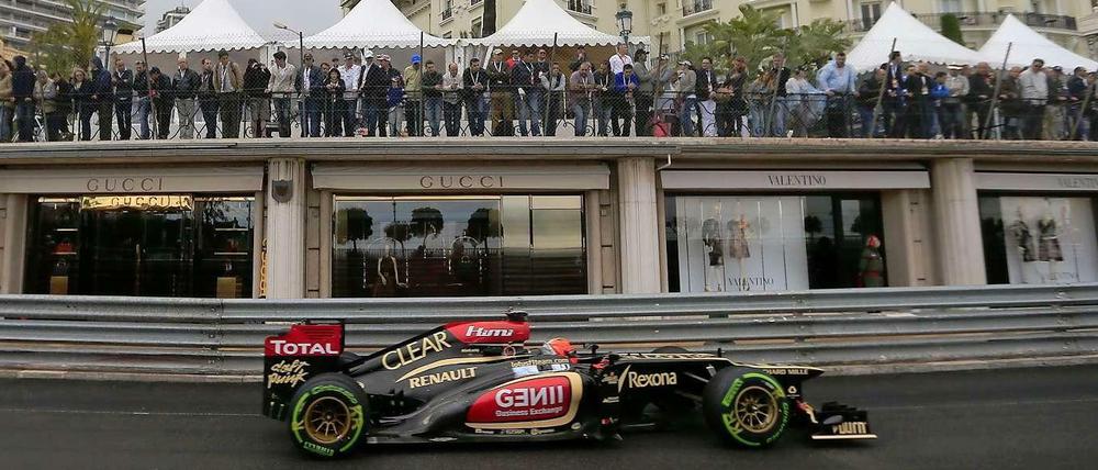 Ein Formel-1-Auto fährt in Monaco vor einem Gucci-Schaufenster vorbei.