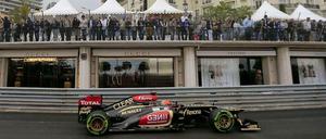 Ein Formel-1-Auto fährt in Monaco vor einem Gucci-Schaufenster vorbei.