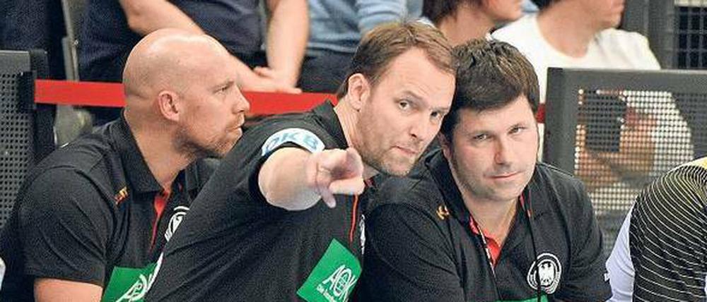 Die Trainer hinter dem Trainer. Alexander Haase (rechts) und Axel Kromer (links) rahmen Dagur Sigurdsson ein.