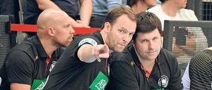 Die Trainer hinter dem Trainer. Alexander Haase (rechts) und Axel Kromer (links) rahmen Dagur Sigurdsson ein.