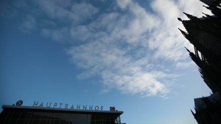 Wolken ziehen im Januar in Köln über den Hauptbahnhof und den Kölner Dom.