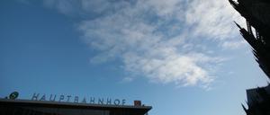 Wolken ziehen im Januar in Köln über den Hauptbahnhof und den Kölner Dom.