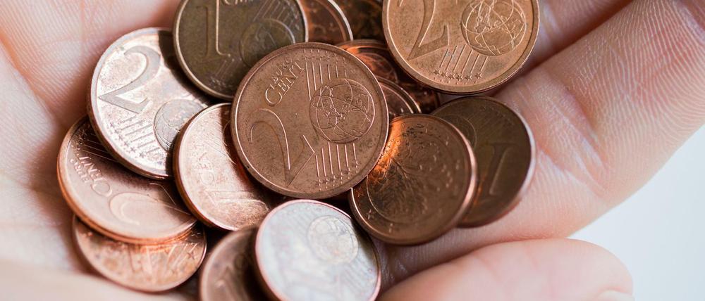 Viele Einzelhändler in Kleve verzichten seit Anfang Februar auf Ein- und Zwei-Cent-Münzen. Nach holländischem Vorbild soll der Endpreis auf- oder abgerundet werden.