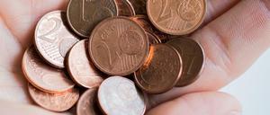 Viele Einzelhändler in Kleve verzichten seit Anfang Februar auf Ein- und Zwei-Cent-Münzen. Nach holländischem Vorbild soll der Endpreis auf- oder abgerundet werden.