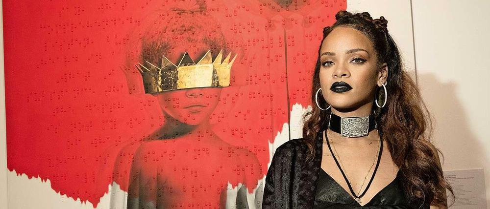Rihanna vor dem Bild, das auf dem "Anti"-Cover zu sehen ist.