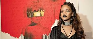 Rihanna vor dem Bild, das auf dem "Anti"-Cover zu sehen ist.