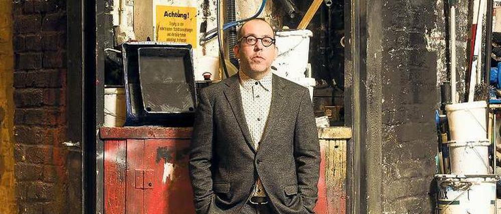 Barrie Kosky, 1967 im australischen Melbourne geboren, ist seit der Spielzeit 2012/13 Intendant und Chefregisseur der Komischen Oper Berlin. Sein Vertrag läuft bis 2022. Er studierte Klavier und Musikgeschichte und leitete in Melbourne von 1990 bis 1997 die Gilgul Theatre Company. Von 2001 bis 2005 war er Kodirektor des Wiener Schauspielhauses.