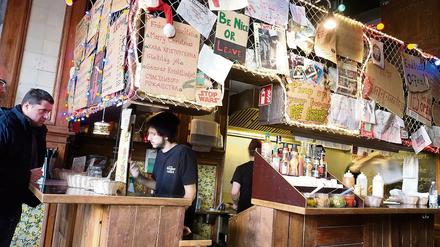 Gewinnbringend. Eine Mischung aus Almhütte, Berliner Kneipe und Bretterbude ist Tommi's Burger Joint. 