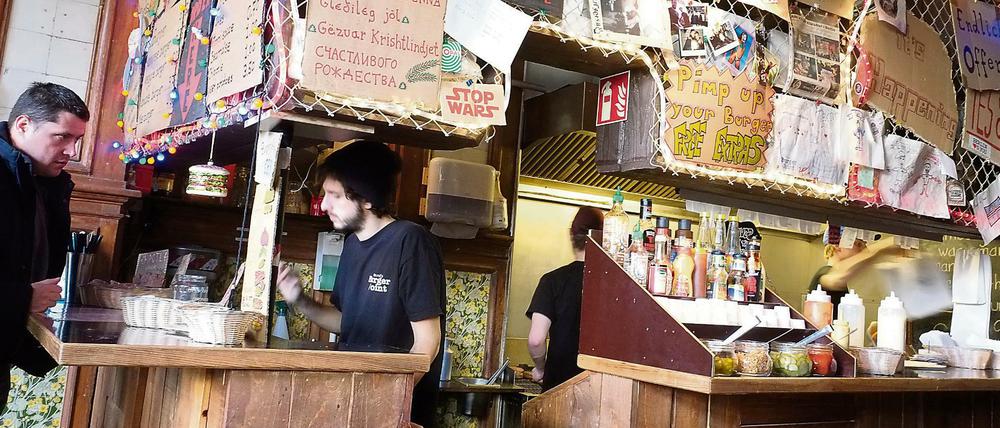 Gewinnbringend. Eine Mischung aus Almhütte, Berliner Kneipe und Bretterbude ist Tommi's Burger Joint.