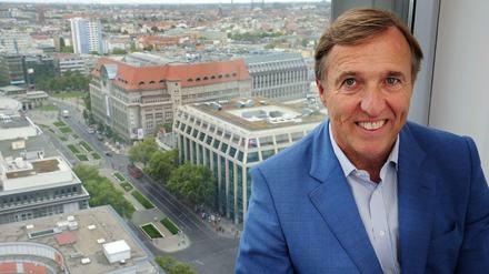 Klaus-Jürgen Meier ist Vorstandsvorsitzender der Arbeitsgemeinschaft City. Das Bild zeigt ihn im Bürohochhaus des Europa-Centers. 
