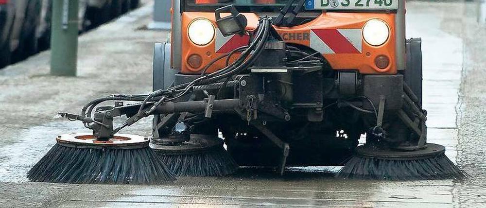 Echt putzig. Die Stadtreinigung muss dieser Tage tonnenweise Streugut von den Fahrbahnen und Gehsteigen in Berlin kehren. 