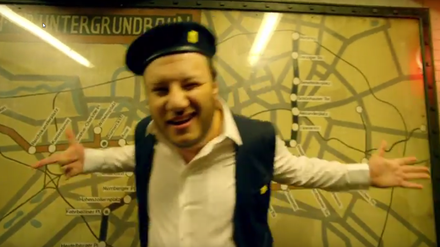 Augen zu, Plauze raus. Ein Werbetexter spielt BVG-Kontroletti.
