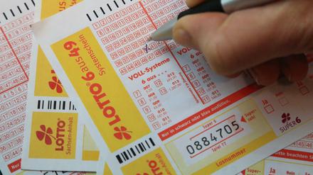Hoffen auf das große Glück. Die Chance, beim Lotto eine große Summe zu gewinnen, ist sehr gering. Gespielt wird trotzdem.