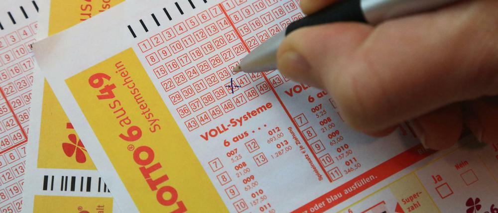 Hoffen auf das große Glück. Die Chance, beim Lotto eine große Summe zu gewinnen, ist sehr gering. Gespielt wird trotzdem.