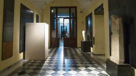 Eine der verhüllten Statuen in Rom. 