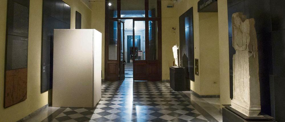 Eine der verhüllten Statuen in Rom. 