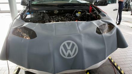 Der VW-Konzern hat mit der Reparatur der manipulierten Diesel-Fahrzeuge begonnen. Die Aufklärung des Skandals kommt schleppend voran.