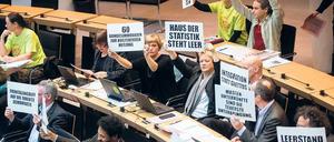 Protestnoten. Abgeordnete von Bündnis 90/Die Grünen wiesen am Donnerstag im Abgeordnetenhaus mit Schildern darauf hin, welche Orte und Gebäude in der Stadt sich besser für die Unterbringung von Flüchtlingen eigneten als das Tempelhofer Feld. Bei der Debatte ging es aber auch staatsmännisch zu.