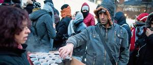 Helfer versorgen am in Berlin wartende Flüchtlinge vor dem Landesamt für Gesundheit und Soziales (LaGeSo) mit Heißgetränken.