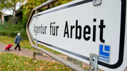 Ein Schild weist zur Bundesagentur für Arbeit.
