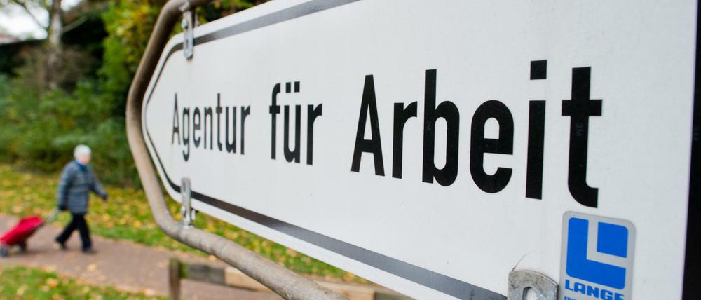 Ein Schild weist zur Bundesagentur für Arbeit.