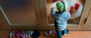 Wird ein Schuh draus? Die Verbände fordern kleine Kitagruppen.