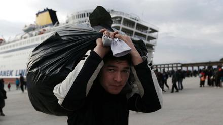 Geht es nach einem neuen Plan der Niederlande, könnten Flüchtlinge (hier bei der Ankunft in Piräus) aus Griechenland mit Fähren wieder zurück in die Türkei gebracht werden.