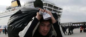 Geht es nach einem neuen Plan der Niederlande, könnten Flüchtlinge (hier bei der Ankunft in Piräus) aus Griechenland mit Fähren wieder zurück in die Türkei gebracht werden.