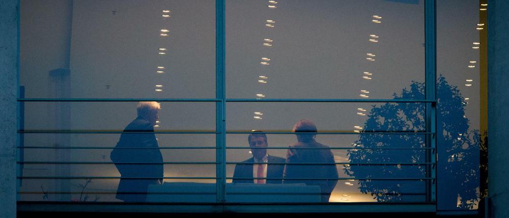 Bundeswirtschaftsminister Sigmar Gabriel (M, SPD), Bayerns Ministerpräsident Horst Seehofer (l, CSU) und Bundeskanzlerin Angela Merkel (CDU) stehen am 28.01.2016 in Berlin im Bundeskanzleramt im Büro der Kanzlerin zusammen. Hier treffen sich die Kanzlerin, Bayerns Ministerpräsident Seehofer (CSU) und Gabriel zu Gesprächen im Vorfeld der Ministerpräsidentenkonferenz.