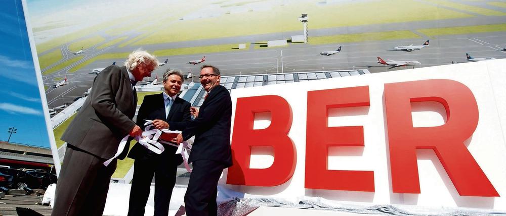 Jetzt keine Witze. Architekt Meinhard von Gerkan, Berlins Regierender Bürgermeister Klaus Wowereit und Brandenburgs Ministerpräsident Matthias Platzeck beim Fototermin ein Jahr vor der damals mal geplanten BER-Eröffnung.