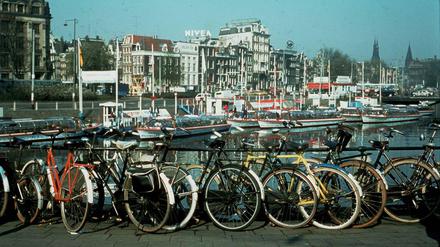 Amsterdam ist eine echte Fahrradstadt. Die engen Gassen und die viele Grachten sind besser per Drahtesel zu erkunden - das haben auch die Touristen verstanden. Nicht immer zur Freude der Einheimischen.