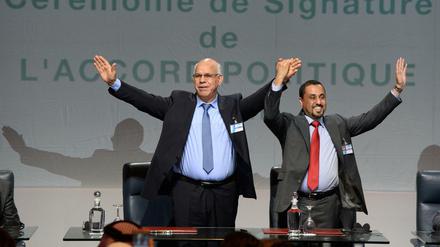 Freude über den Friedensplan: Der Chef des Repräsentantenhaus in Tobruk, Mohamed Ali Shoeb (l.), und der Vize-Präsident des Nationalkongress, Saleh al-Makzom.
