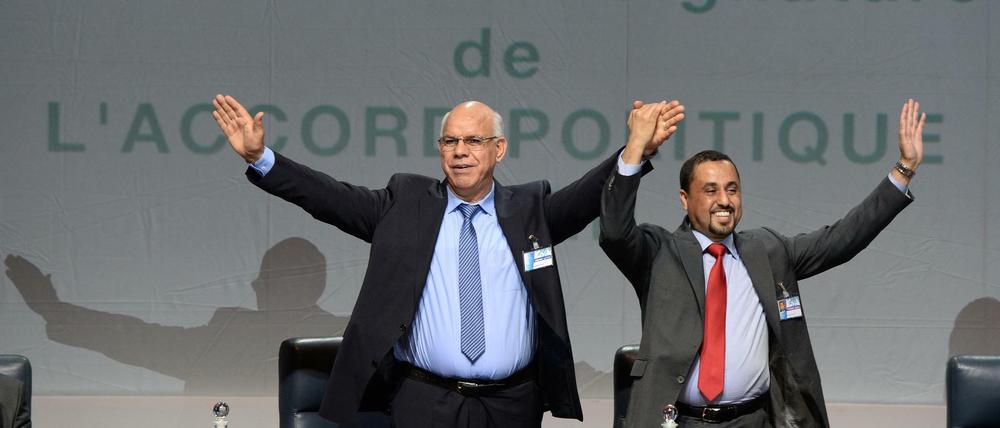 Freude über den Friedensplan: Der Chef des Repräsentantenhaus in Tobruk, Mohamed Ali Shoeb (l.), und der Vize-Präsident des Nationalkongress, Saleh al-Makzom.