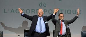 Freude über den Friedensplan: Der Chef des Repräsentantenhaus in Tobruk, Mohamed Ali Shoeb (l.), und der Vize-Präsident des Nationalkongress, Saleh al-Makzom.