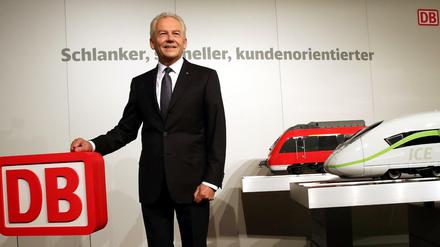 ARCHIV - "Schlanker, schneller,kundenorientierter": Bahnchef Rüdiger Grube posiert am 28.07.2015 zu Beginn der Halbjahres-Pk Deutsche Bahn in Berlin für die Fotografen. Foto: Wolfgang Kumm/dpa (zu dpa "Medien: Deutsche Bahn erwartet Milliardenverlust" vom 02.12.2015) +++(c) dpa - Bildfunk+++
