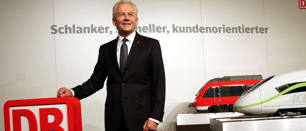 ARCHIV - "Schlanker, schneller,kundenorientierter": Bahnchef Rüdiger Grube posiert am 28.07.2015 zu Beginn der Halbjahres-Pk Deutsche Bahn in Berlin für die Fotografen. Foto: Wolfgang Kumm/dpa (zu dpa "Medien: Deutsche Bahn erwartet Milliardenverlust" vom 02.12.2015) +++(c) dpa - Bildfunk+++