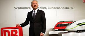 ARCHIV - "Schlanker, schneller,kundenorientierter": Bahnchef Rüdiger Grube posiert am 28.07.2015 zu Beginn der Halbjahres-Pk Deutsche Bahn in Berlin für die Fotografen. Foto: Wolfgang Kumm/dpa (zu dpa "Medien: Deutsche Bahn erwartet Milliardenverlust" vom 02.12.2015) +++(c) dpa - Bildfunk+++