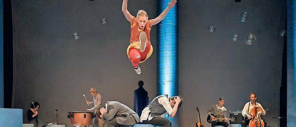 Jetzt noch mal mit Anlauf. Szene aus Thomas Sutters Stück „Spaghettihochzeit“ im Atze Musiktheater. 