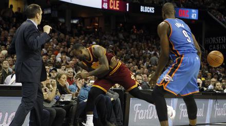 Vor dem Aufprall: LeBron James rettet den Ball und hechtet ins Publikum.