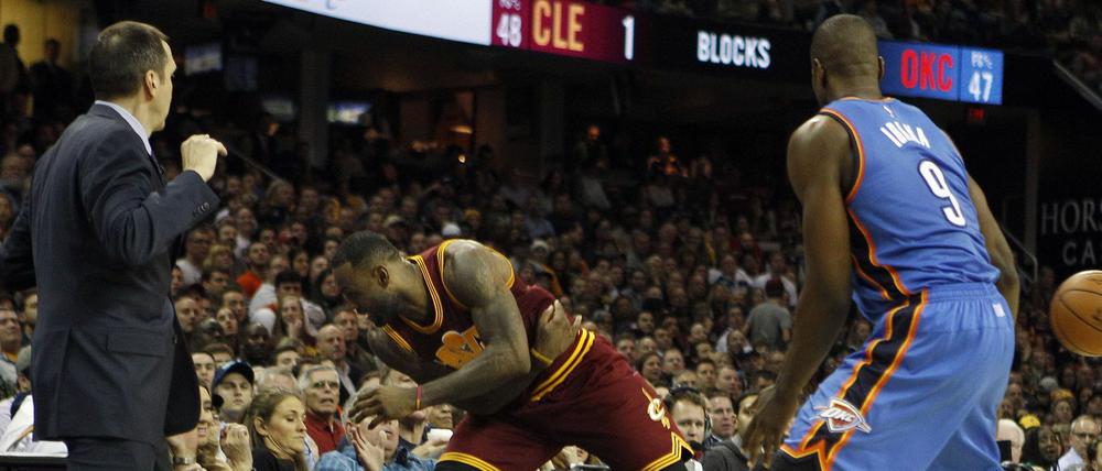 Vor dem Aufprall: LeBron James rettet den Ball und hechtet ins Publikum.