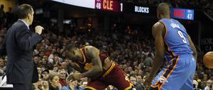 Vor dem Aufprall: LeBron James rettet den Ball und hechtet ins Publikum.