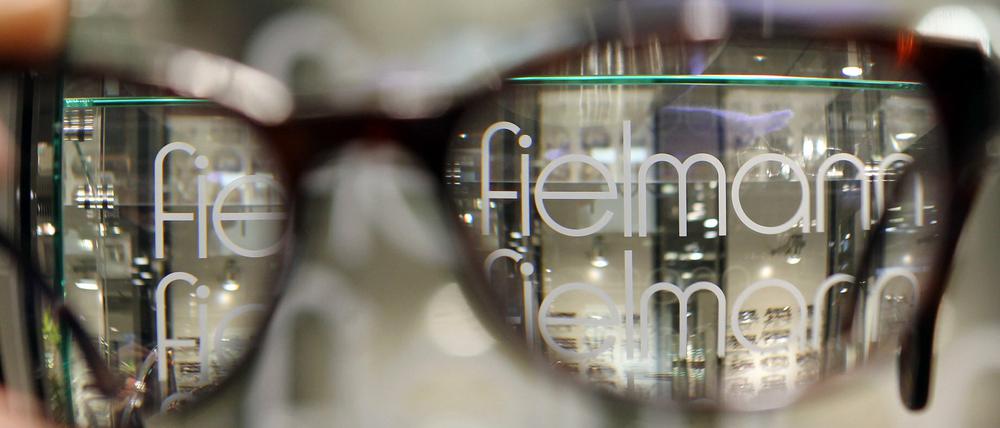 Ein Fielmann-Geschäft in Hamburg durch eine Brille gesehen.