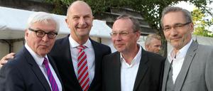 Klaus Ness (Dritter von links) mit Bundesaußenminister Frank-Walter Steinmeier (li.), Brandenburgs Ministerpräsidenten Dietmar Woidke und dem ehemaligen Ministerpräsidenten Matthias Platzeck (re.) auf einem Bild aus dem Sommer 2014.